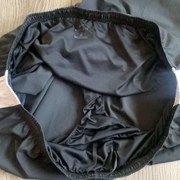 Nike woman’s running shorts with underwear - Picture 3 of 4